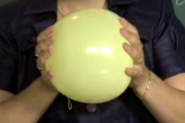 Сжи­мая шарик, мы умень­ша­ем рас­сто­я­ние между ча­сти­ца­ми воз­ду­ха, на­хо­дя­ще­го­ся в нем