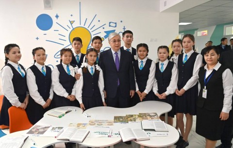 Президент посетил школу в селе Коктал / Фото с сайта Акорды