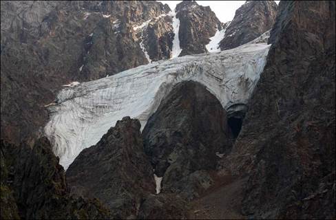 Ка­ро­вый лед­ник в горах
