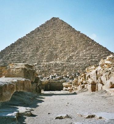 Пи­ра­ми­да Ми­ке­ри­на (самая ма­лень­кая из пи­ра­мид до­ли­ны Гизы)