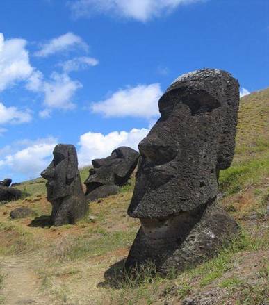 Ка­мен­ные ис­ту­ка­ны на ост­ро­ве Пасхи