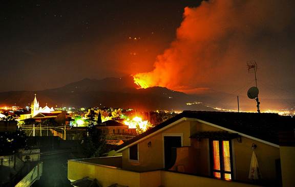 Из­вер­же­ние вул­ка­на Этна (30 июля 2011г.)
