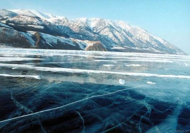 Озеро Бай­кал зимой