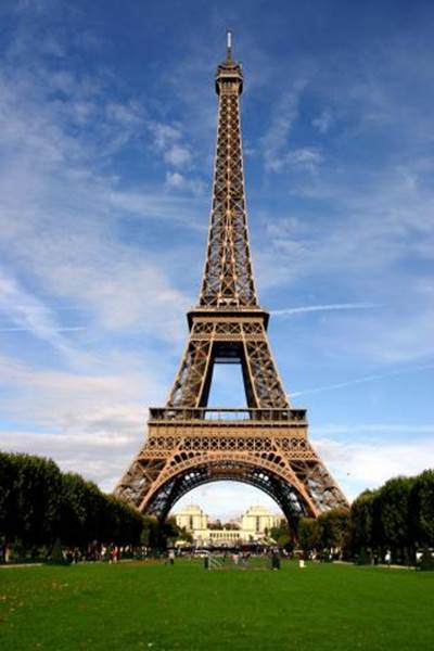 Эй­фе­ле­ва башня – один из самых по­се­ща­е­мых ту­ри­сти­че­ских объ­ек­тов