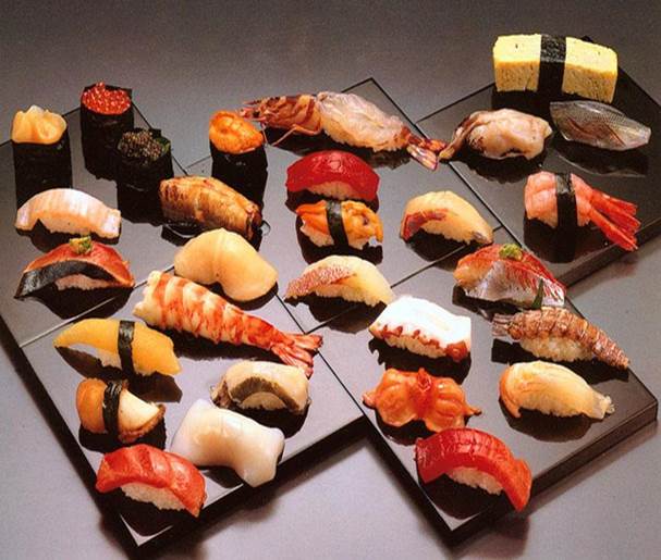 Суши – тра­ди­ци­он­ная еда япон­цев