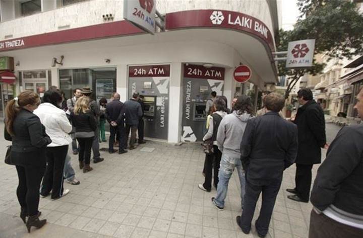 Оче­ре­ди к бан­ко­ма­там на Кипре (март 2013 года)