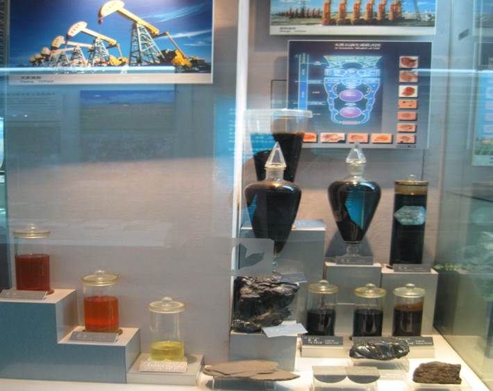 Об­раз­цы ки­тай­ской нефти в Гео­ло­ги­че­ском музее в Пе­кине