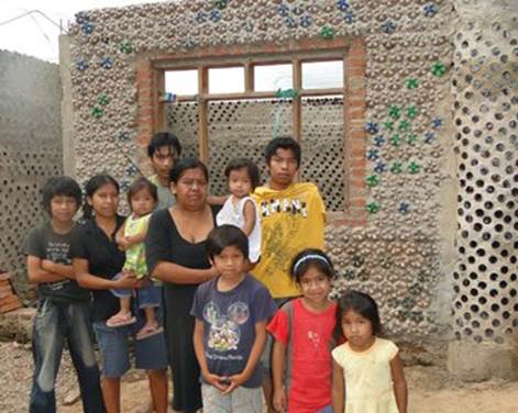 В Бо­ли­вии жен­щи­на стро­ит дома из пла­сти­ко­вых бу­ты­лок для бед­ня­ков