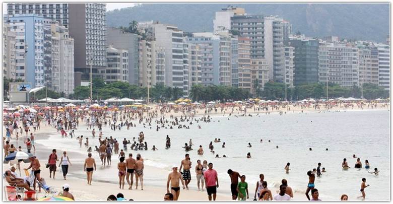 Зна­ме­ни­тый пляж Ко­па­ка­ба­на в Рио-де-Жа­ней­ро