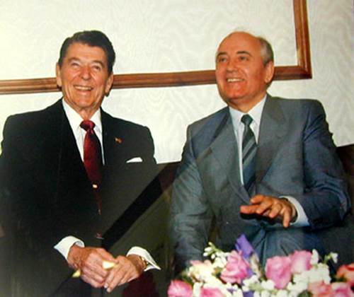 Ро­нальд Рей­ган и Ми­ха­ил Гор­ба­чёв