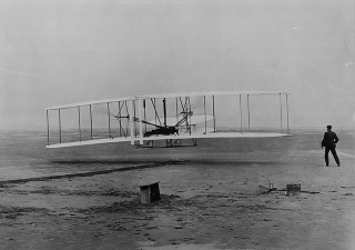 Пер­вый ра­бо­чий са­мо­лет