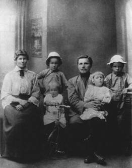 Семья Твар­дов­ских (отец, мать, бра­тья, сест­ра)