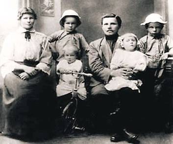 Фото. Семья Твар­дов­ских ( Алек­сандр – край­ний спра­ва; Иван – на ве­ло­си­пе­де)
