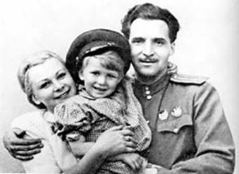 К. Си­мо­нов с се­мьей
