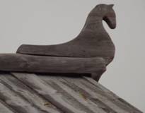 Фото. Конёк на крыше дома